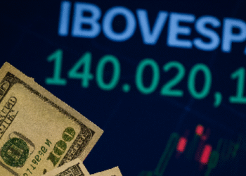 Um dia depois de atingir 190 mil pontos, o Ibovespa registra uma queda de 1%. O dólar encerra o dia com uma leve alta, permanecendo abaixo dos R$ 5,20