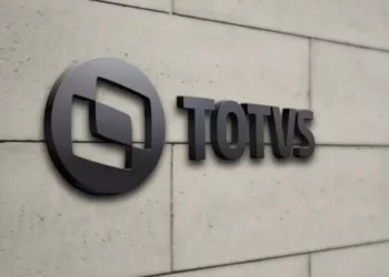 A TOTVS (TOTS3) registrou um lucro de R$ 258 milhões no quarto trimestre de 2025, representando um aumento de 14%
