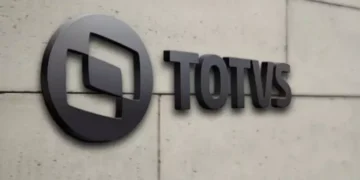 A TOTVS (TOTS3) registrou um lucro de R$ 258 milhões no quarto trimestre de 2025, representando um aumento de 14%