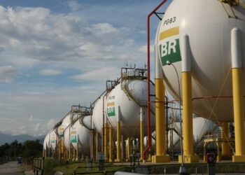 Petrobras sobe 1% com aumento do petróleo devido a tensões globais