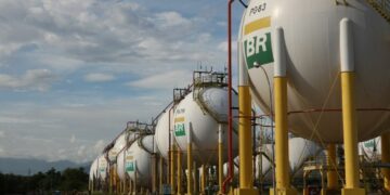 Petrobras sobe 1% com aumento do petróleo devido a tensões globais