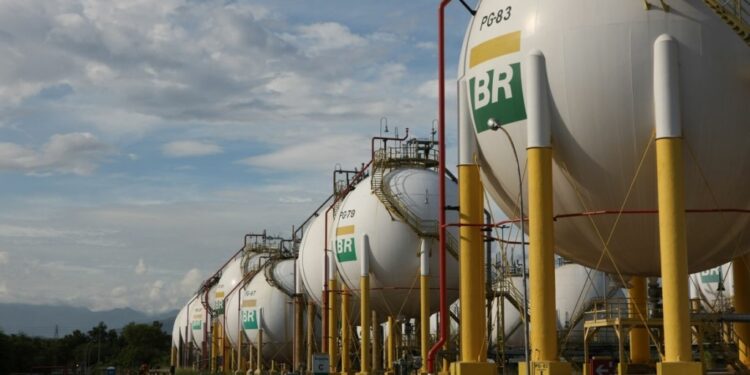 Petrobras sobe 1% com aumento do petróleo devido a tensões globais