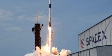 SpaceX lança foguete com mais uma remessa de satélites Starlink