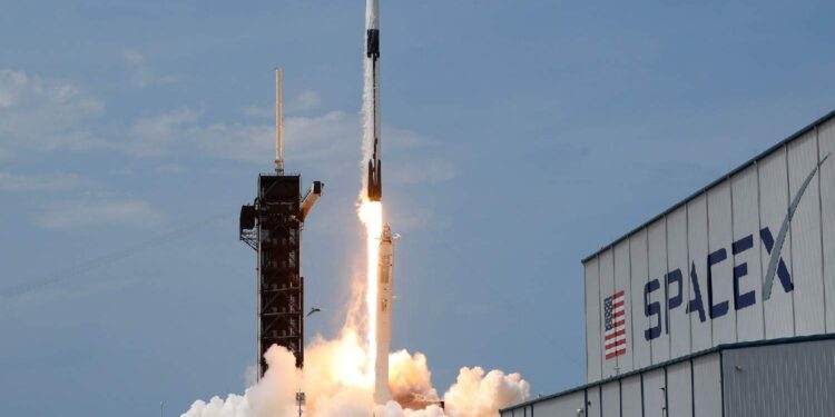 SpaceX lança foguete com mais uma remessa de satélites Starlink