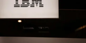 Enquanto as preocupações relacionadas à IA provocam uma queda de 11% nas ações da IBM, as criptomoedas enfrentam desvalorizações ainda mais acentuadas