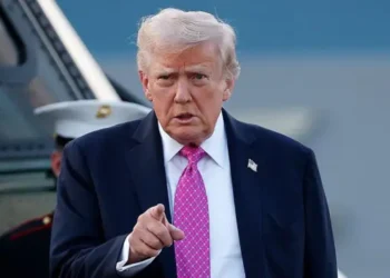 Trump ameaça bombardear usinas elétricas iranianas caso o país não libere o Estreito de Ormuz