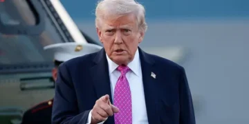 Trump ameaça bombardear usinas elétricas iranianas caso o país não libere o Estreito de Ormuz