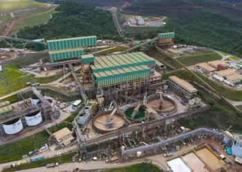 Samarco registra um prejuízo líquido de US$ 4,6 bilhões em 2025 devido a passivos socioambientais
