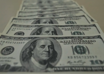 Dólar encerra o dia em alta, cotado a R$ 5,16, atento aos desdobramentos do conflito no Irã