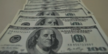 Dólar encerra o dia em alta, cotado a R$ 5,16, atento aos desdobramentos do conflito no Irã