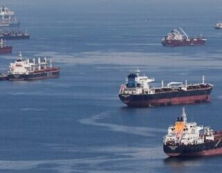 A crise no transporte marítimo no Golfo se intensifica com navios parados pelo quinto dia