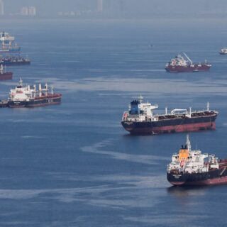 A crise no transporte marítimo no Golfo se intensifica com navios parados pelo quinto dia