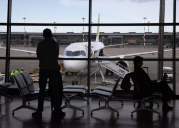 Com o conflito no Irã, o custo da sua passagem aérea pode aumentar; é o momento de comprar ou é melhor aguardar?