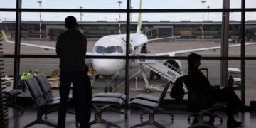 Com o conflito no Irã, o custo da sua passagem aérea pode aumentar; é o momento de comprar ou é melhor aguardar?