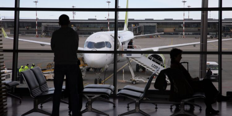 Com o conflito no Irã, o custo da sua passagem aérea pode aumentar; é o momento de comprar ou é melhor aguardar?