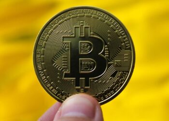 Enquanto os preços do petróleo aumentam quase 20%, o Bitcoin despenca para menos de US$ 66.000