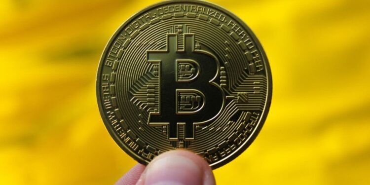 Enquanto os preços do petróleo aumentam quase 20%, o Bitcoin despenca para menos de US$ 66.000