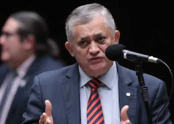 O líder do governo na Câmara está em busca de opções para reintroduzir o Redata