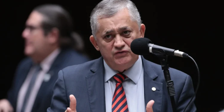 O líder do governo na Câmara está em busca de opções para reintroduzir o Redata