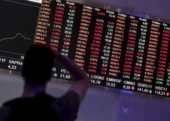 Ibovespa encerra em alta, impulsionado pela Petrobras (PETR3;PETR4); dólar recua para R$ 5,20