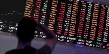 Ibovespa encerra em alta, impulsionado pela Petrobras (PETR3;PETR4); dólar recua para R$ 5,20