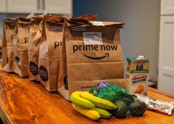 Amazon inicia entregas em 15 minutos no Brasil, intensificando a competição no setor de alimentos