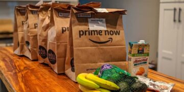 Amazon inicia entregas em 15 minutos no Brasil, intensificando a competição no setor de alimentos