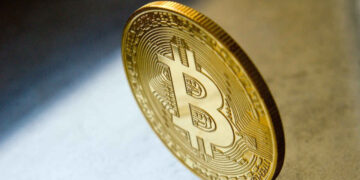 O Bitcoin (BTC) caiu quase 5% na semana, ficando abaixo dos US$ 70 mil. Confira os preços das criptomoedas neste domingo (22)