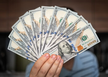 Com o conflito no Irã, a moeda americana continua em forte alta e fecha cotada a R$ 5,26