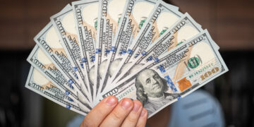 Com o conflito no Irã, a moeda americana continua em forte alta e fecha cotada a R$ 5,26