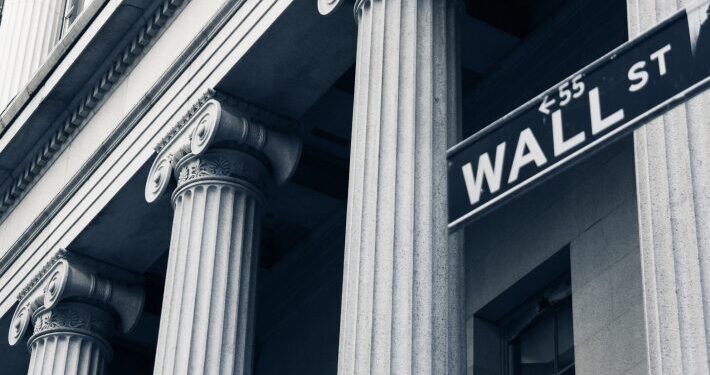 Após os ataques no Oriente Médio, bancos de Wall Street estão oferecendo a opção de home office ou saída dos Emirados Árabes