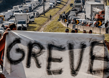 Os caminhoneiros vão parar: descubra quando inicia a greve contra o aumento do diesel e a pressão sobre os fretes.