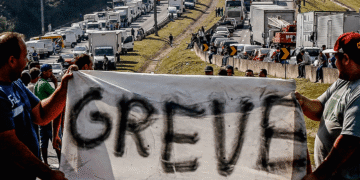Os caminhoneiros vão parar: descubra quando inicia a greve contra o aumento do diesel e a pressão sobre os fretes.