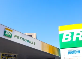 PETR3 e PETR4: analista projeta preço-alvo de R$ 48