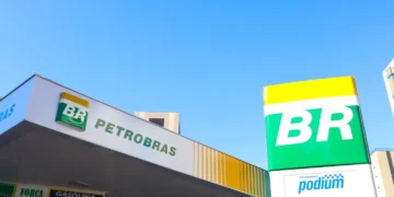 PETR3 e PETR4: analista projeta preço-alvo de R$ 48