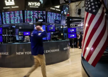 As bolsas de Nova York encerraram o dia em alta, com a atenção dos investidores dividida entre a situação no Irã e a decisão do Fed