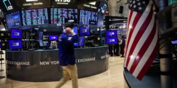 As bolsas de Nova York encerraram o dia em alta, com a atenção dos investidores dividida entre a situação no Irã e a decisão do Fed