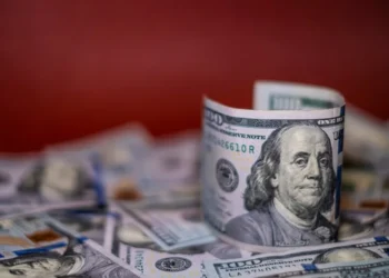 Em um dia de tensões sobre Ormuz, Ibovespa e dólar encerram com variações mínimas