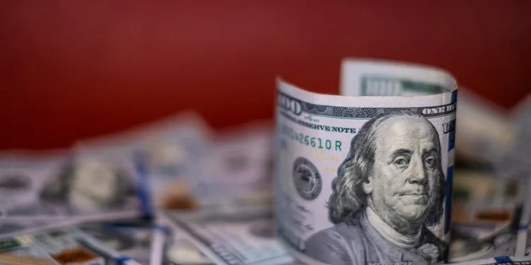 Em um dia de tensões sobre Ormuz, Ibovespa e dólar encerram com variações mínimas
