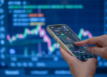 De acordo com o Safra, há 10 ações para investir em abril e superar o Ibovespa