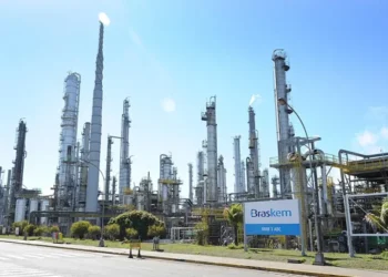 Braskem (BRKM5) recebe impulso com a alta dos preços petroquímicos, porém a preocupação com a dívida continua
