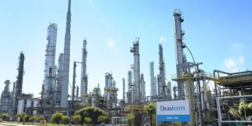 Braskem (BRKM5) recebe impulso com a alta dos preços petroquímicos, porém a preocupação com a dívida continua