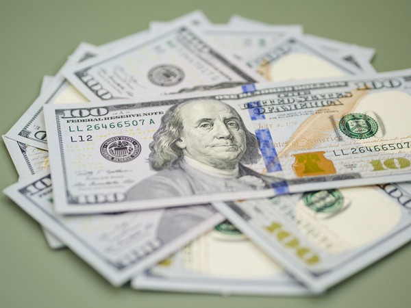 Ibovespa atinge novo recorde e dólar apresenta queda em meio a alívio pelo cessar-fogo entre Estados Unidos e Irã