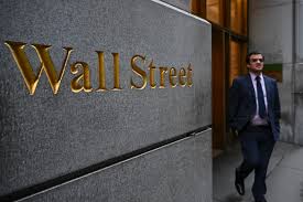 Wall Street encerra o dia com tendências variadas, aguardando negociações de paz