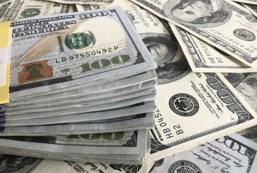 Ibovespa sobe com alívio no cenário externo, enquanto dólar avança em dia de leilão do Banco Central