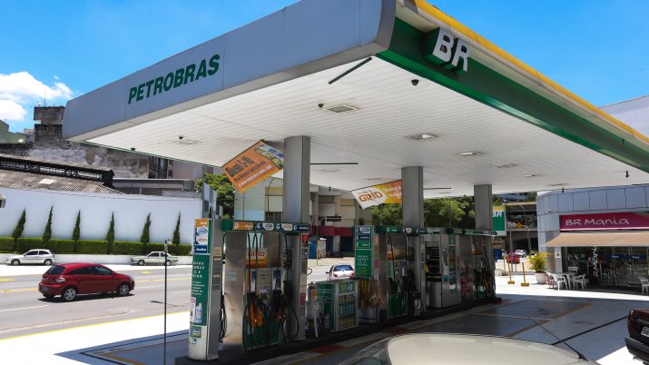 A partir de hoje (29), a gasolina ficará mais cara: a Petrobras (PETR4) aumentou o preço. Confira qual será a diferença na bomba
