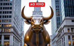 Ibovespa registra alta e dólar recua para menos de R$5 em dia de recuperação, após matéria associar Flávio Bolsonaro à Vorcaro