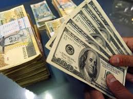 Dólar recua mais de 1%, retornando ao patamar de R$ 4,99, influenciado pela situação no Oriente Médio e pelo IBC-Br mais fraco