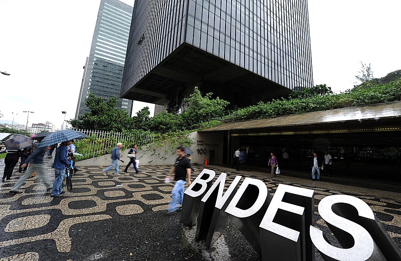 BNDES negocia venda de ações da Petrobras e Axia em maio, afirmam fontes