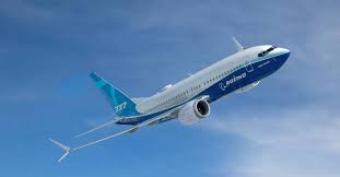 As ações da Boeing caíram após as entregas de abril ficarem aquém do previsto; novo processo ameaça